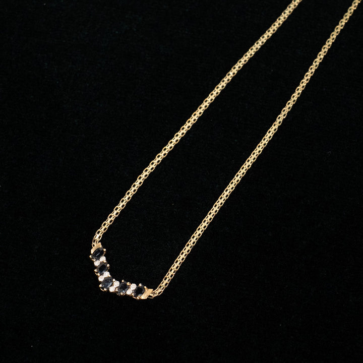 ダイヤモンドとサファイアが交互に並ぶ華やかなデザイン ビブネックレス /23K