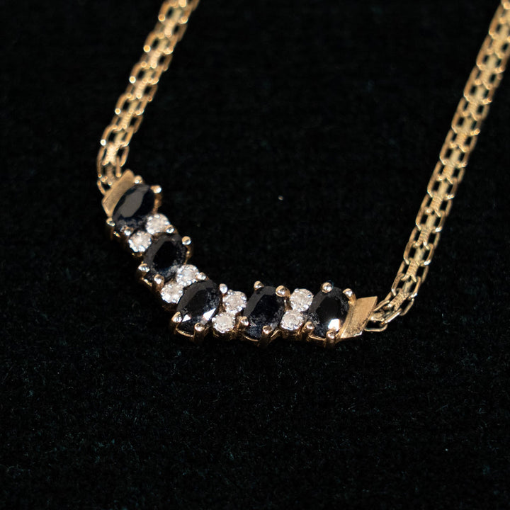 ダイヤモンドとサファイアが交互に並ぶ華やかなデザイン ビブネックレス /23K