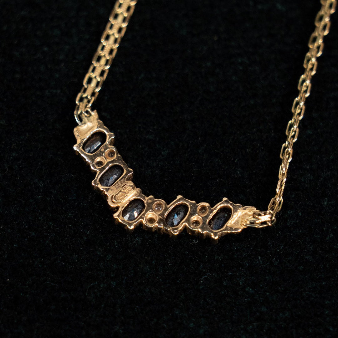 ダイヤモンドとサファイアが交互に並ぶ華やかなデザイン ビブネックレス /23K