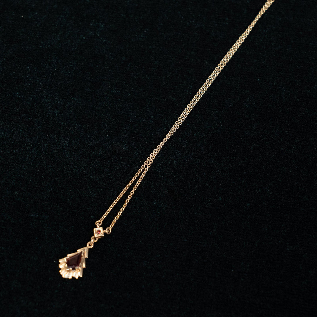 幾何学的で洗練されたデザインが光る ガーネット ペンダント /23K