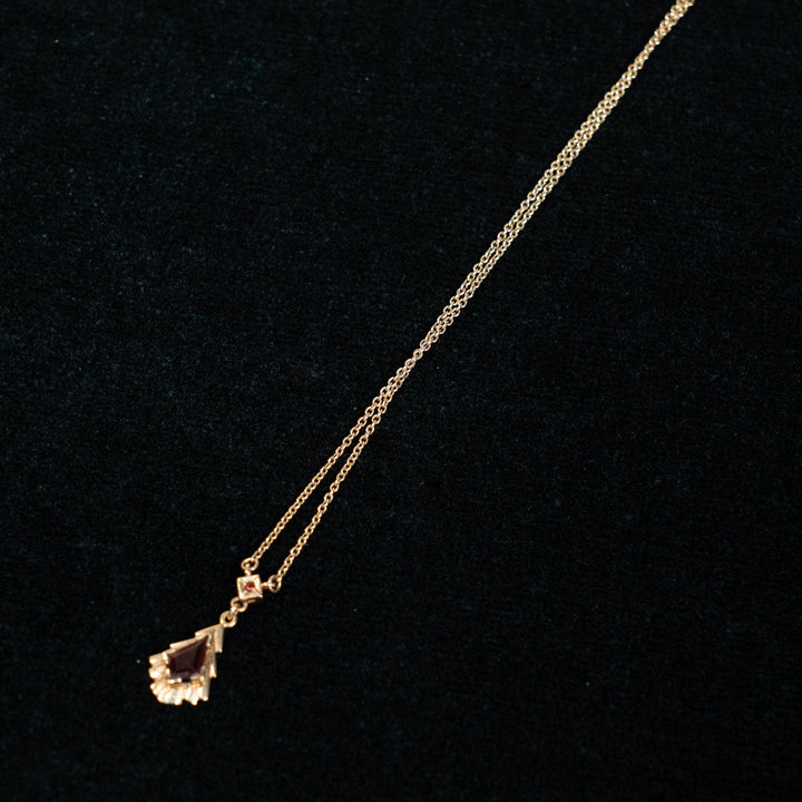 幾何学的で洗練されたデザインが光る ガーネット ペンダント /23K