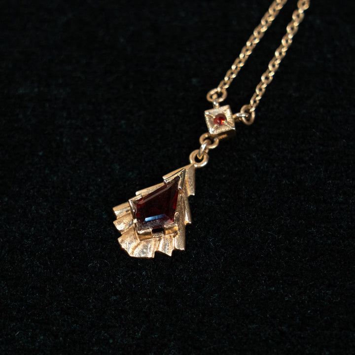 幾何学的で洗練されたデザインが光る ガーネット ペンダント /23K
