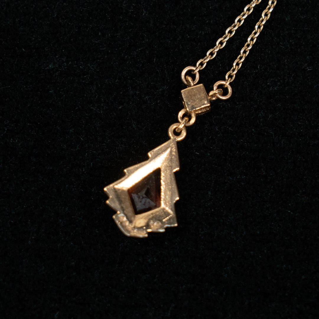 幾何学的で洗練されたデザインが光る ガーネット ペンダント /23K