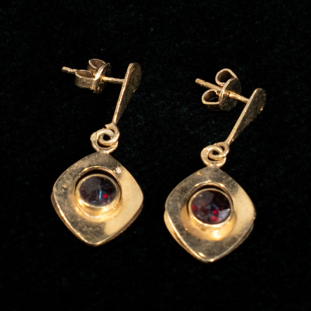 ガーネットが引き立つレトロなフレーム ドロップ ダングルピアス /23K