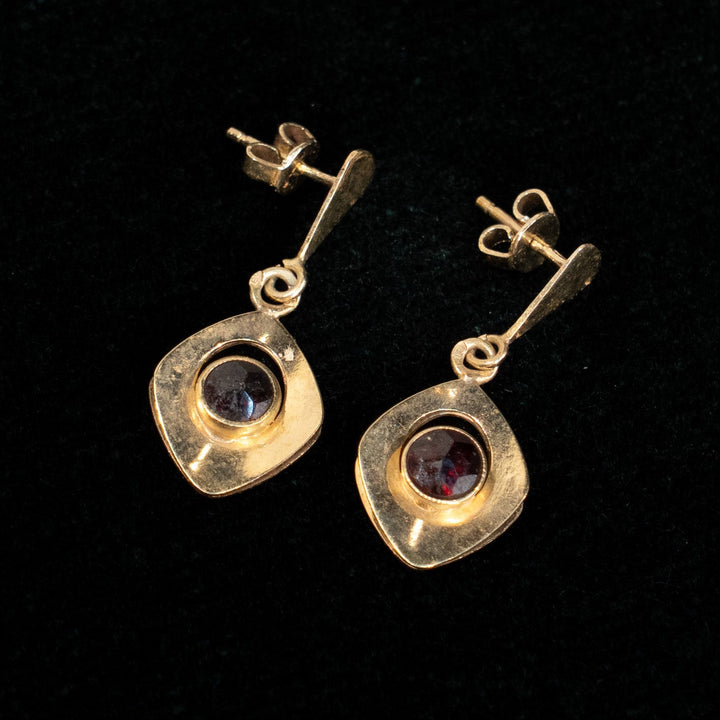 ガーネットが引き立つレトロなフレーム ドロップ ダングルピアス /23K