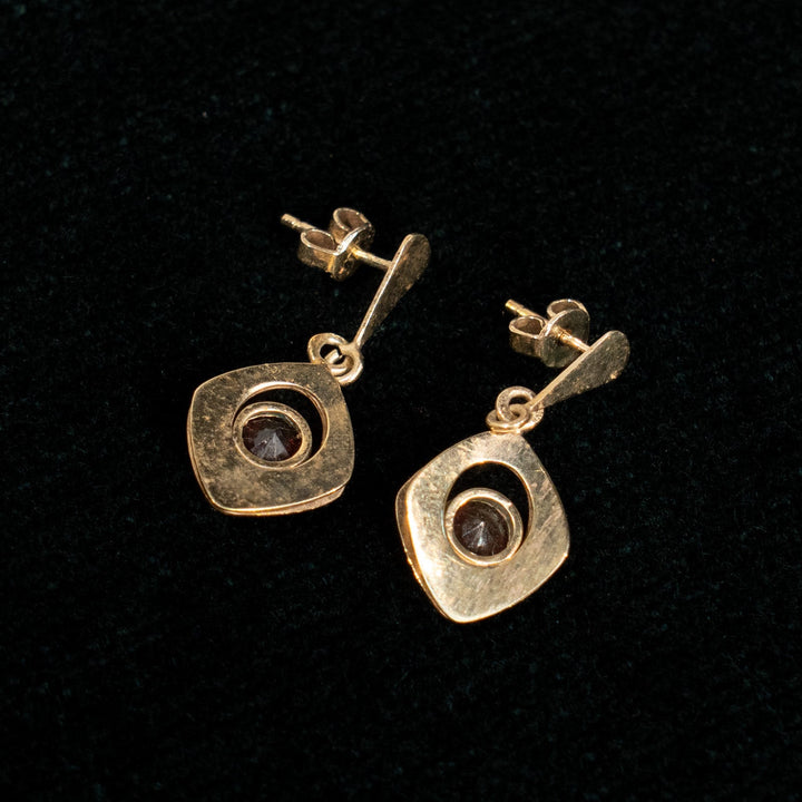 ガーネットが引き立つレトロなフレーム ドロップ ダングルピアス /23K