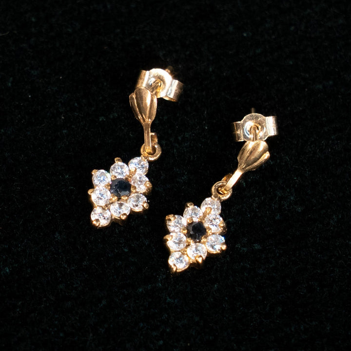 洗練された菱形のデザインが美しい ガーネット ドロップ ダングルピアス /23K