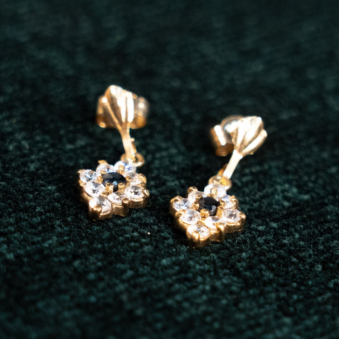 洗練された菱形のデザインが美しい ガーネット ドロップ ダングルピアス /23K