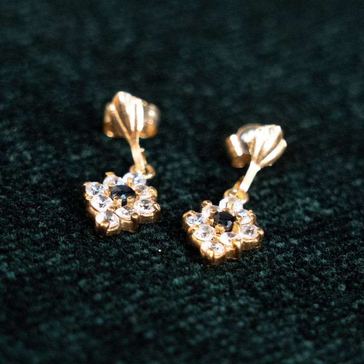 洗練された菱形のデザインが美しい ガーネット ドロップ ダングルピアス /23K