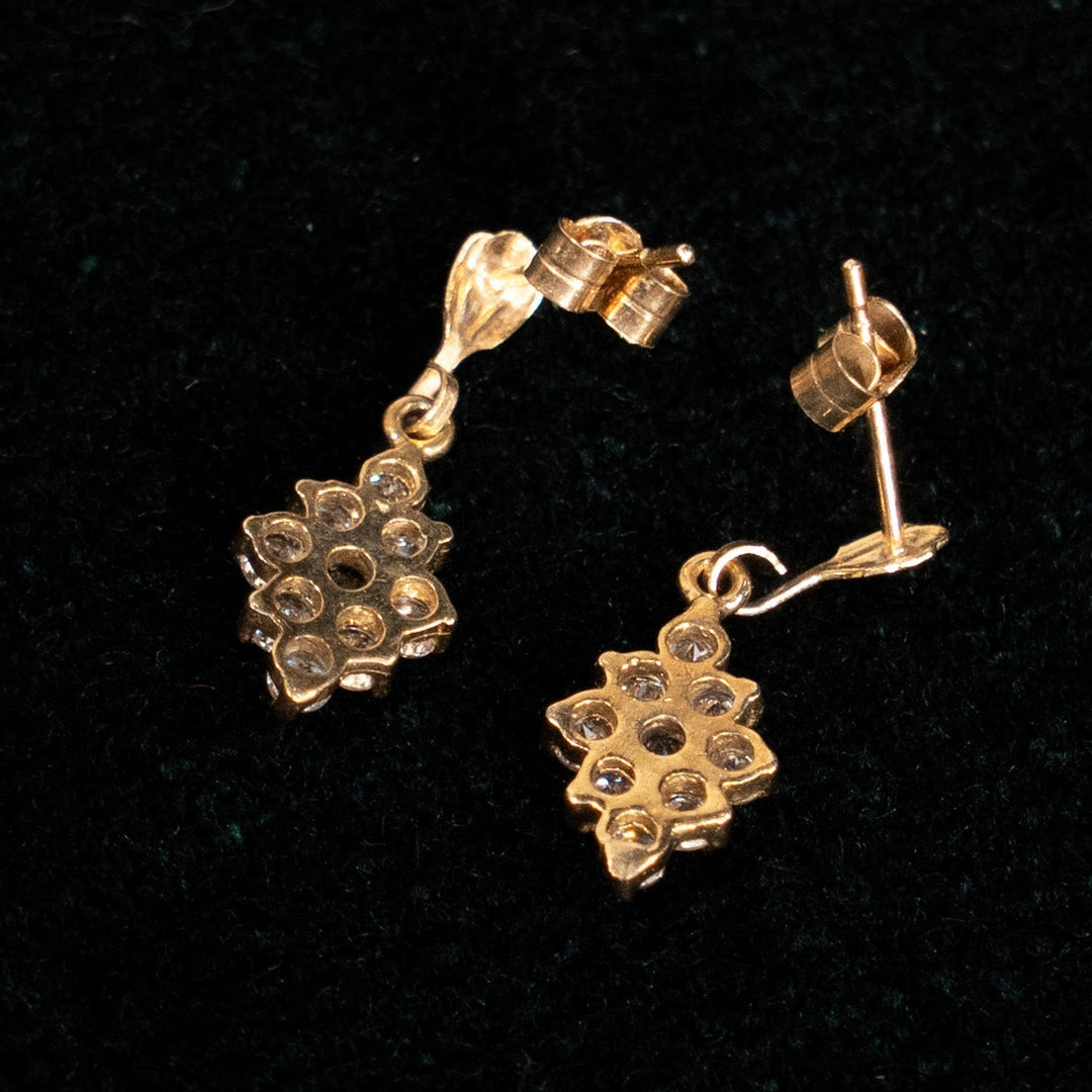 洗練された菱形のデザインが美しい ガーネット ドロップ ダングルピアス /23K