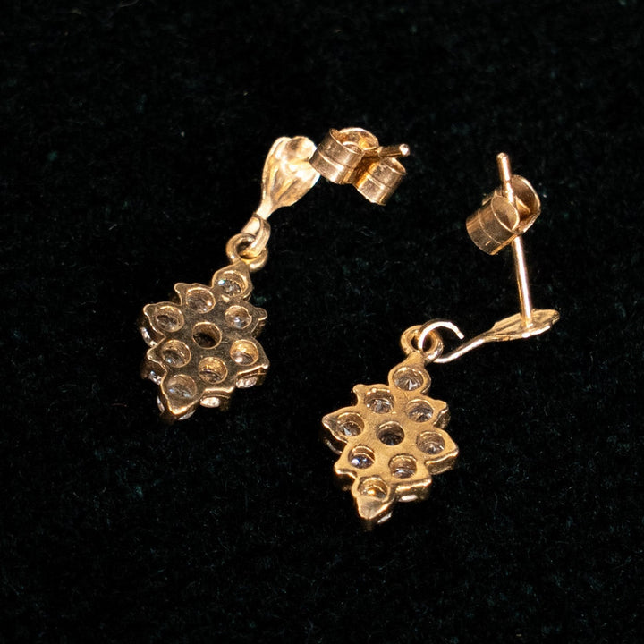 洗練された菱形のデザインが美しい ガーネット ドロップ ダングルピアス /23K