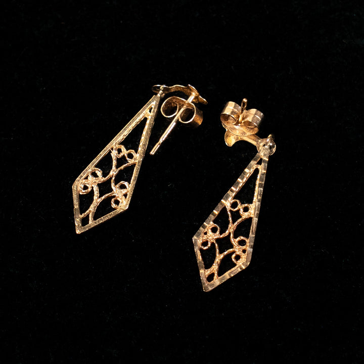 洗練された透かし模様が美しい ドロップ ダングルピアス /23K