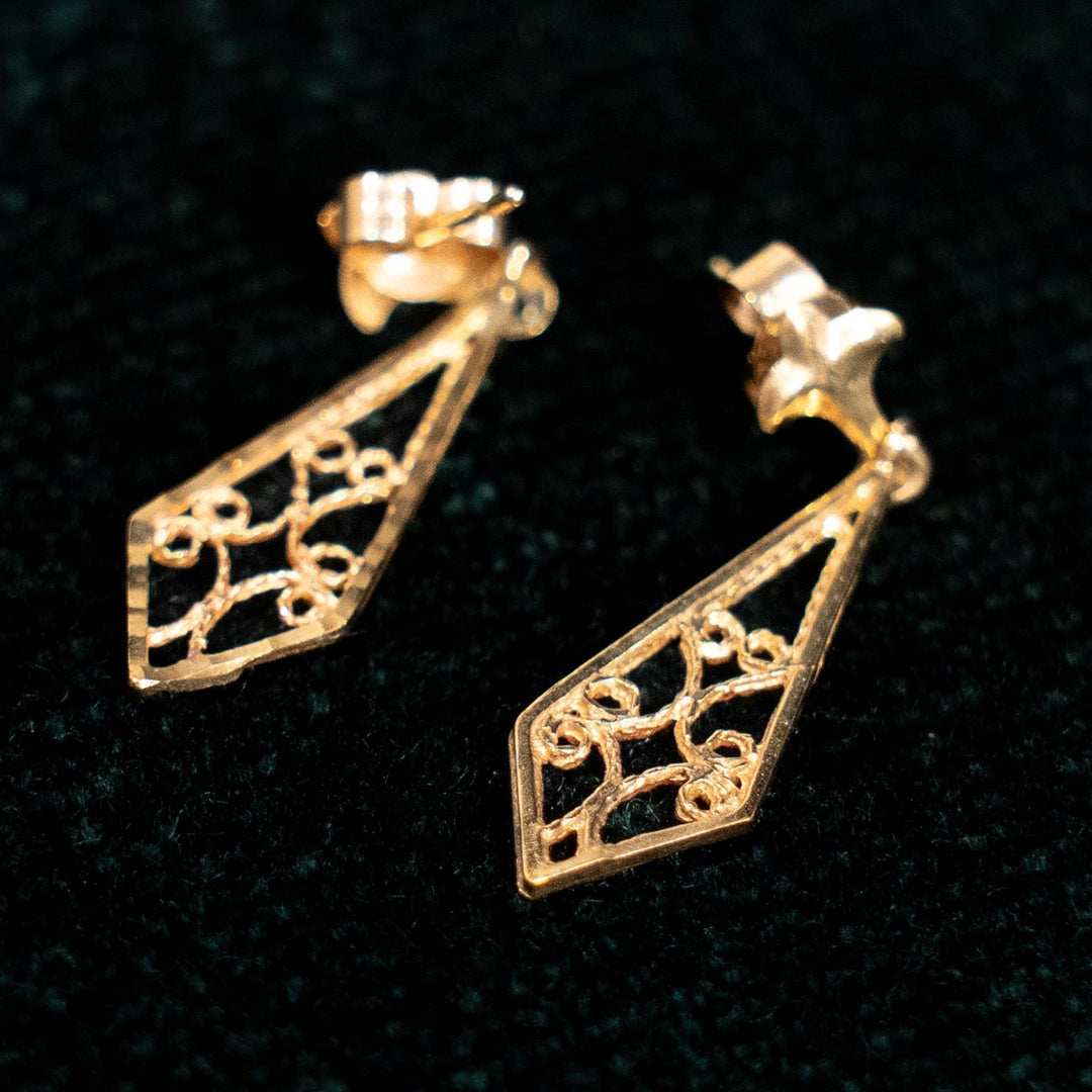 洗練された透かし模様が美しい ドロップ ダングルピアス /23K