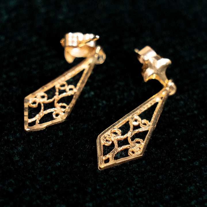 洗練された透かし模様が美しい ドロップ ダングルピアス /23K