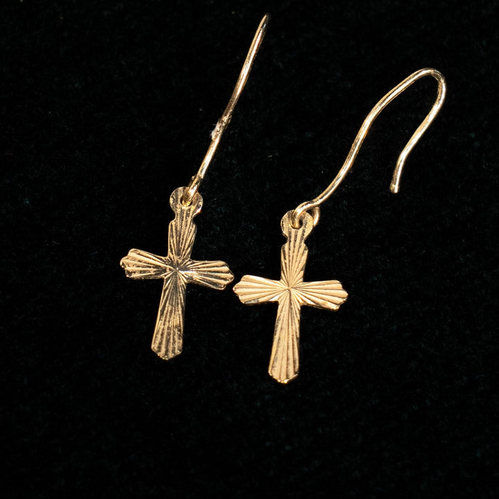 光を放つ様なカットデザインが目を惹く クロスモチーフ ドロップ ダングルピアス /23K