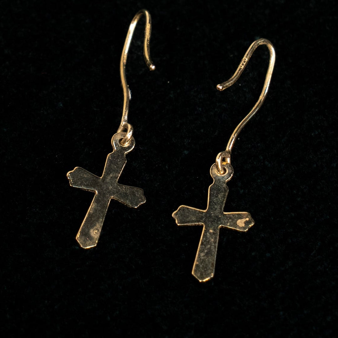 光を放つ様なカットデザインが目を惹く クロスモチーフ ドロップ ダングルピアス /23K