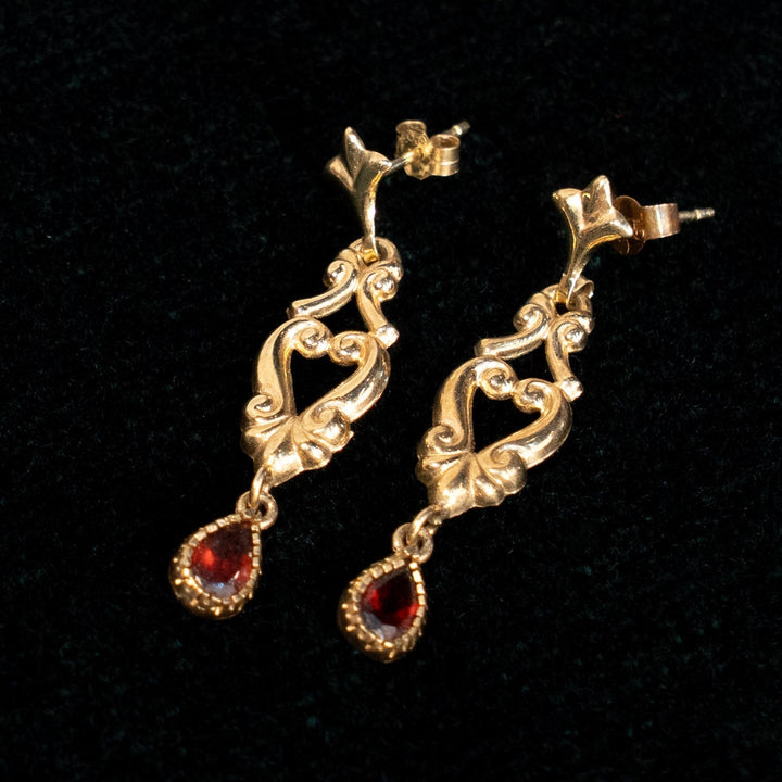 優雅な透かしデザインにティアドロップのガーネットが揺れる ダングルピアス /23K