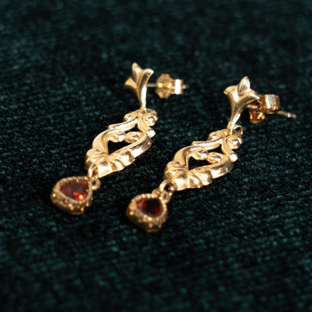 優雅な透かしデザインにティアドロップのガーネットが揺れる ダングルピアス /23K