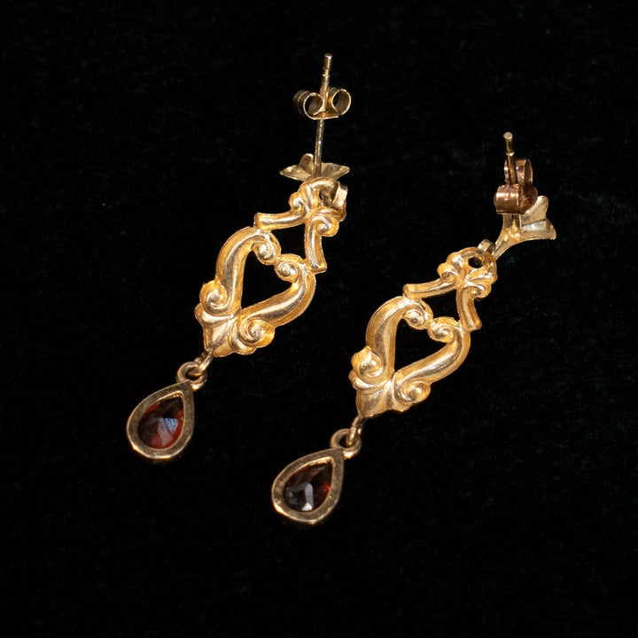 優雅な透かしデザインにティアドロップのガーネットが揺れる ダングルピアス /23K