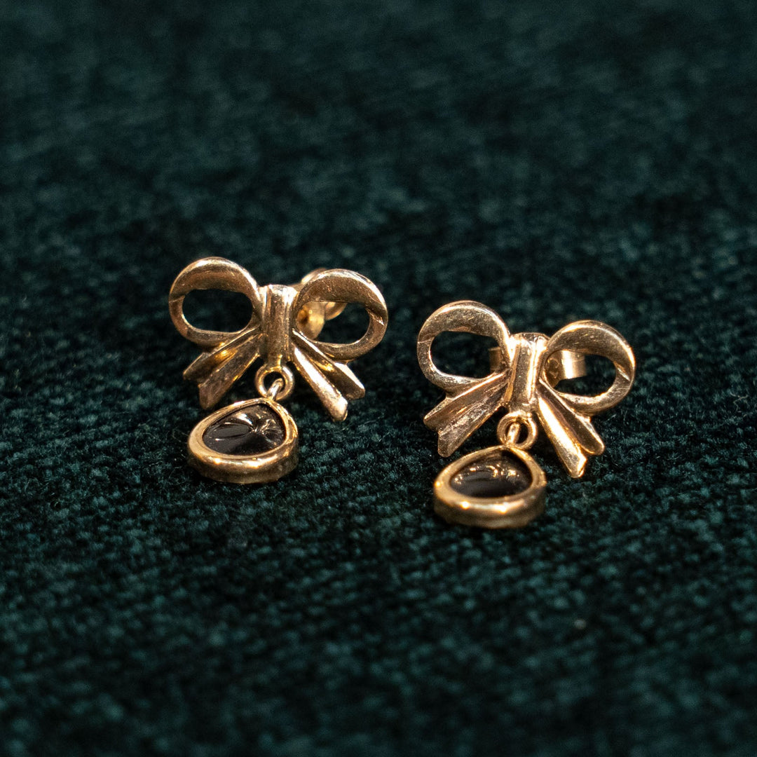 可憐なリボンモチーフにブラックオニキスが上品に輝く ドロップ ダングルピアス /23K