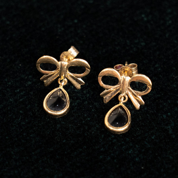 可憐なリボンモチーフにブラックオニキスが上品に輝く ドロップ ダングルピアス /23K