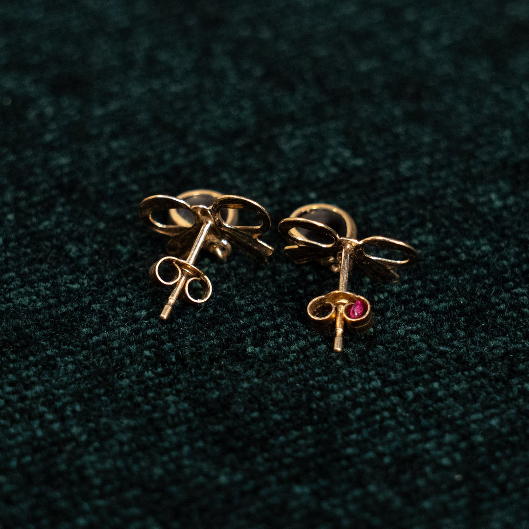 可憐なリボンモチーフにブラックオニキスが上品に輝く ドロップ ダングルピアス /23K