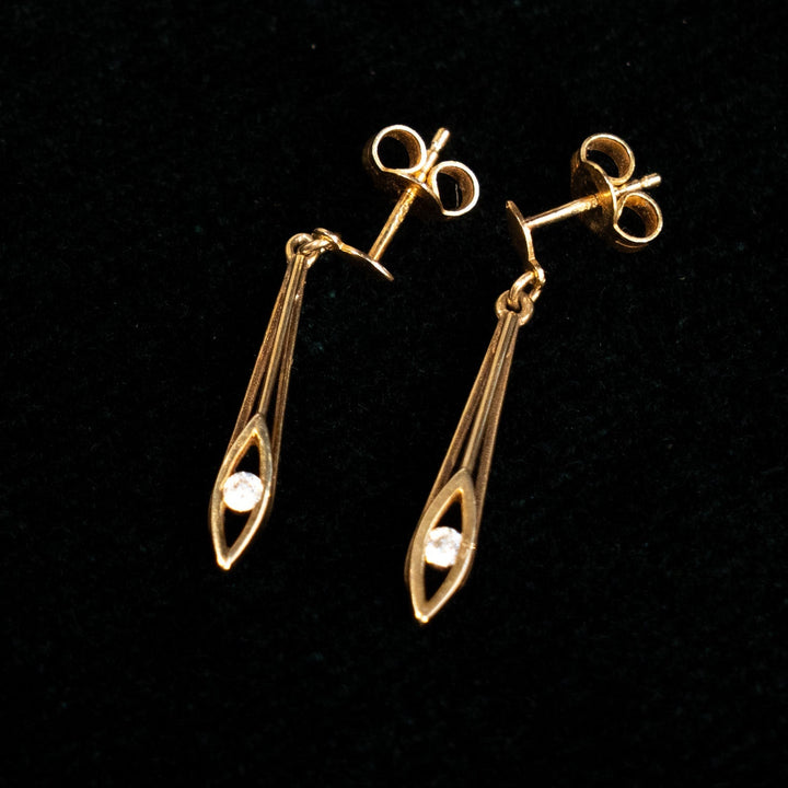 エレガントで洗練されたデザイン ドロップ ダングルピアス /23K