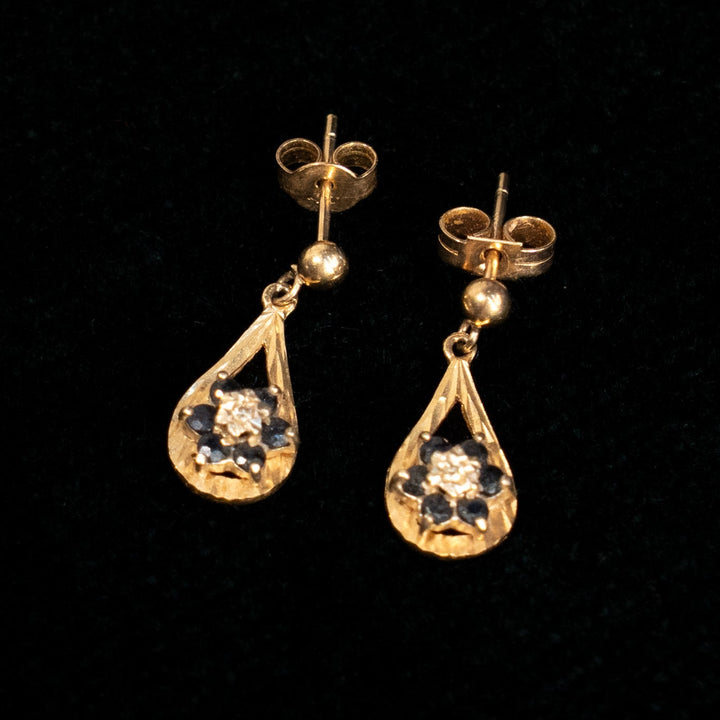 上品なティアドロップシェイプが優雅に揺れる サファイア ダングルピアス /23K
