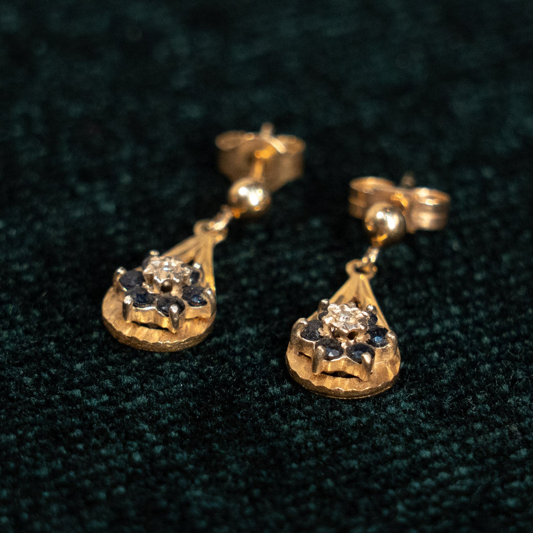 上品なティアドロップシェイプが優雅に揺れる サファイア ダングルピアス /23K