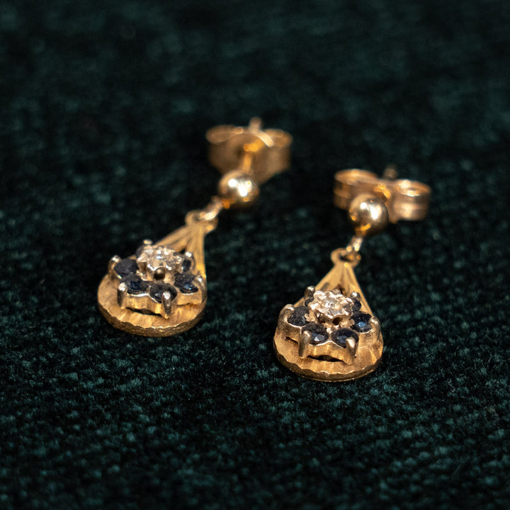 上品なティアドロップシェイプが優雅に揺れる サファイア ダングルピアス /23K