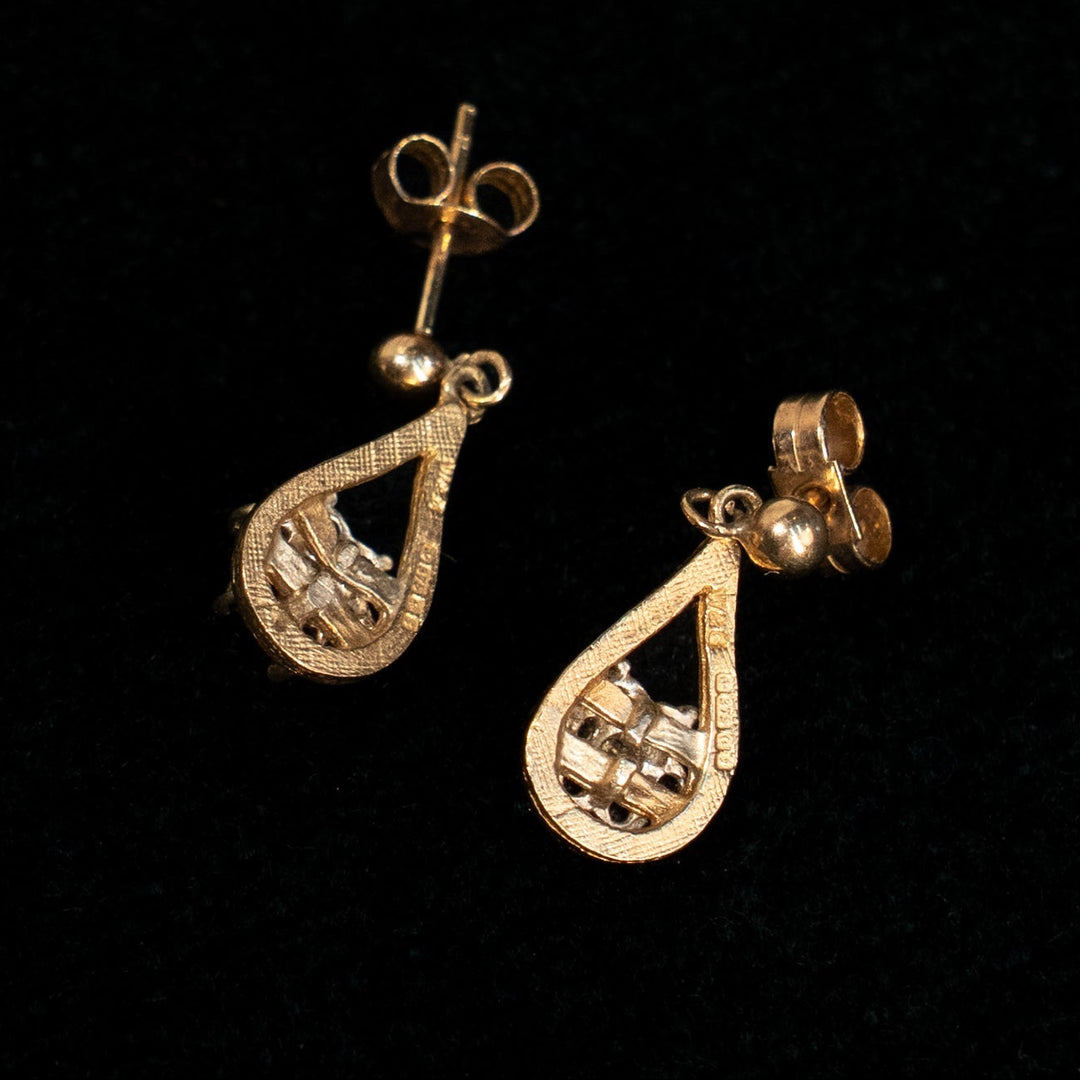 上品なティアドロップシェイプが優雅に揺れる サファイア ダングルピアス /23K