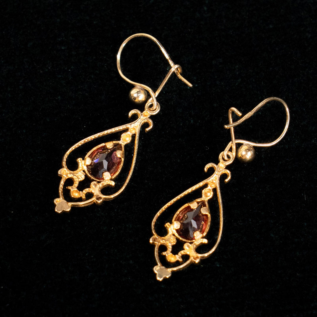 優雅な曲線のフレームにガーネットが鮮やか ドロップ ダングルピアス /23K