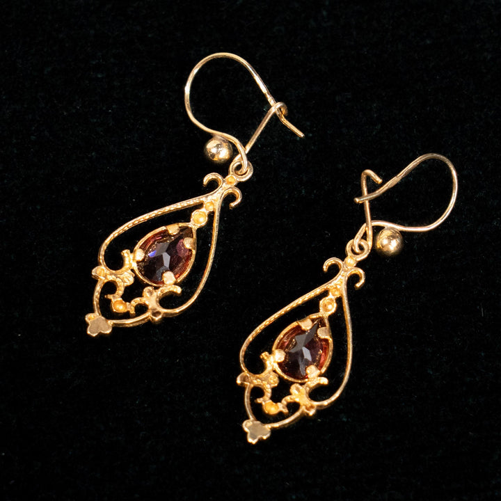 優雅な曲線のフレームにガーネットが鮮やか ドロップ ダングルピアス /23K