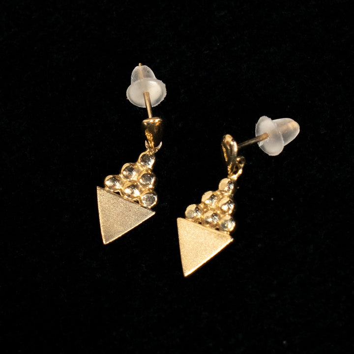 質感の違うトライアングルモチーフが並んだ上品なデザイン ドロップ ダングルピアス /23K