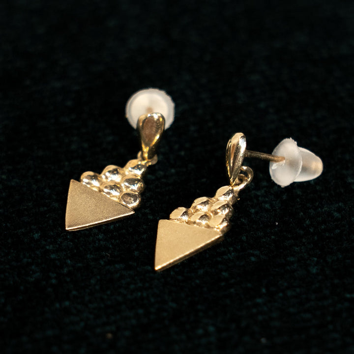 質感の違うトライアングルモチーフが並んだ上品なデザイン ドロップ ダングルピアス /23K