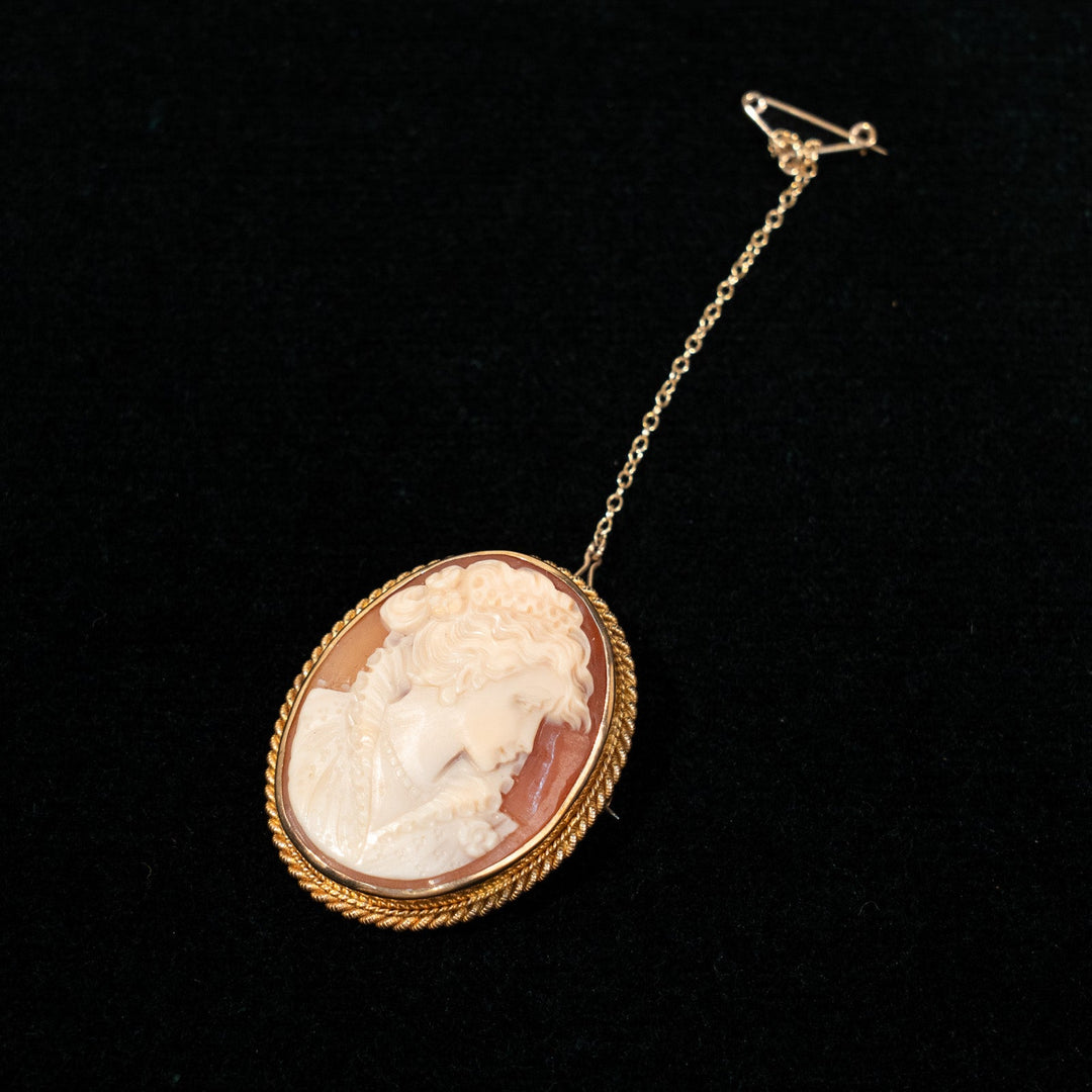 緻密で美しい彫刻が気品を感じる セーフティチェーン付き カメオブローチ /23K
