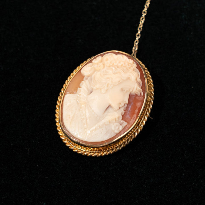 緻密で美しい彫刻が気品を感じる セーフティチェーン付き カメオブローチ /23K