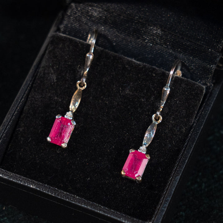 艶やかなピンクアゲートが耳元を華やかに彩る ドロップ ダングルピアス /23K