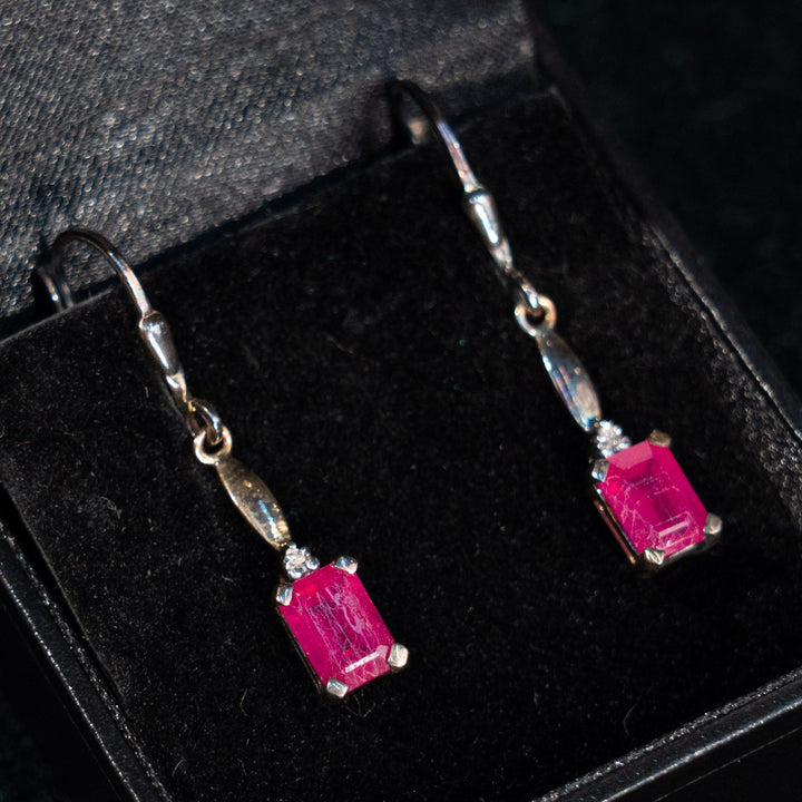 艶やかなピンクアゲートが耳元を華やかに彩る ドロップ ダングルピアス /23K