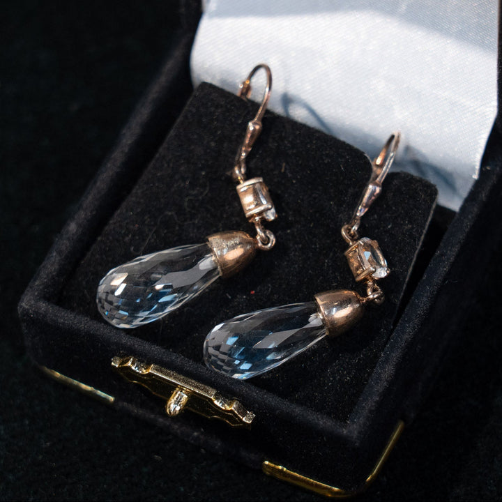 キラキラと光を反射するクリスタルガラスが揺れる ドロップ ダングルピアス /23K