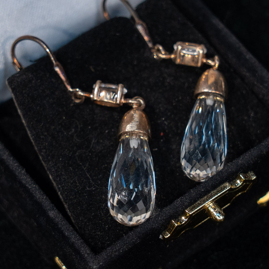 キラキラと光を反射するクリスタルガラスが揺れる ドロップ ダングルピアス /23K