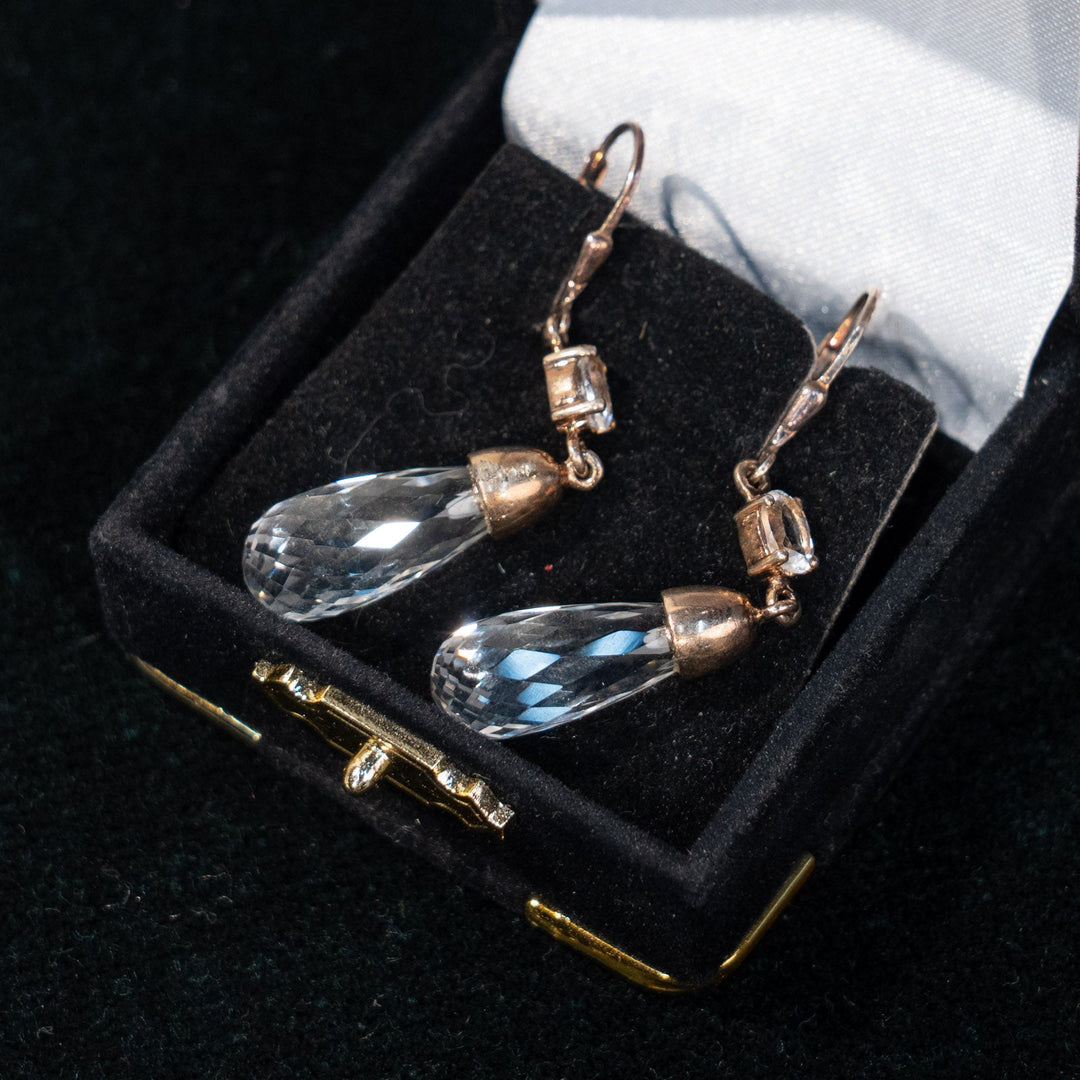 キラキラと光を反射するクリスタルガラスが揺れる ドロップ ダングルピアス /23K