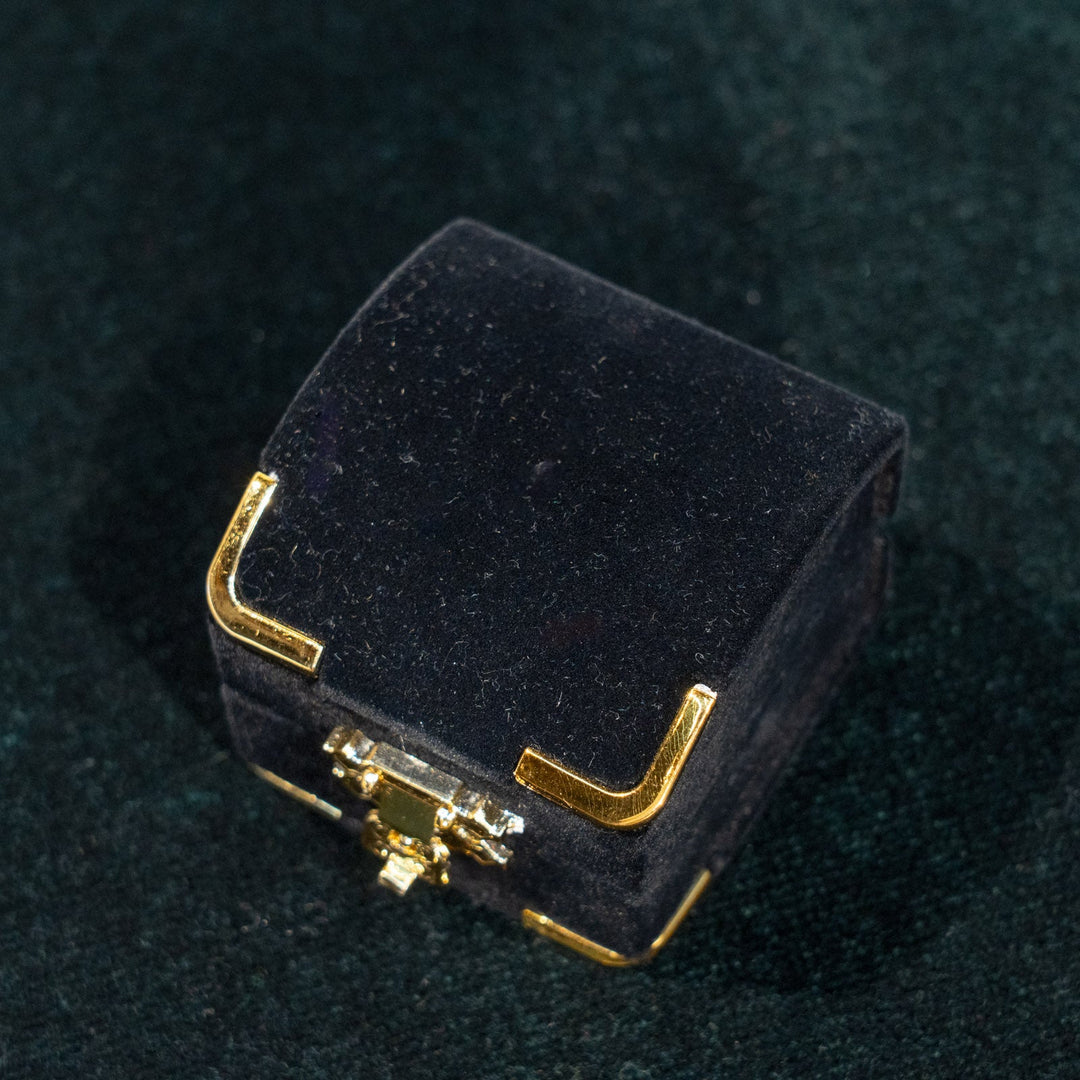 キラキラと光を反射するクリスタルガラスが揺れる ドロップ ダングルピアス /23K