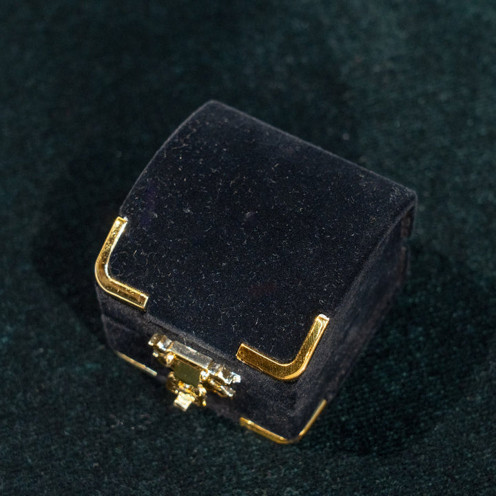 キラキラと光を反射するクリスタルガラスが揺れる ドロップ ダングルピアス /23K