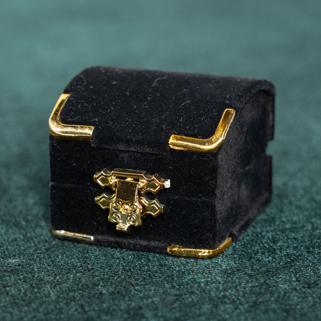 キラキラと光を反射するクリスタルガラスが揺れる ドロップ ダングルピアス /23K