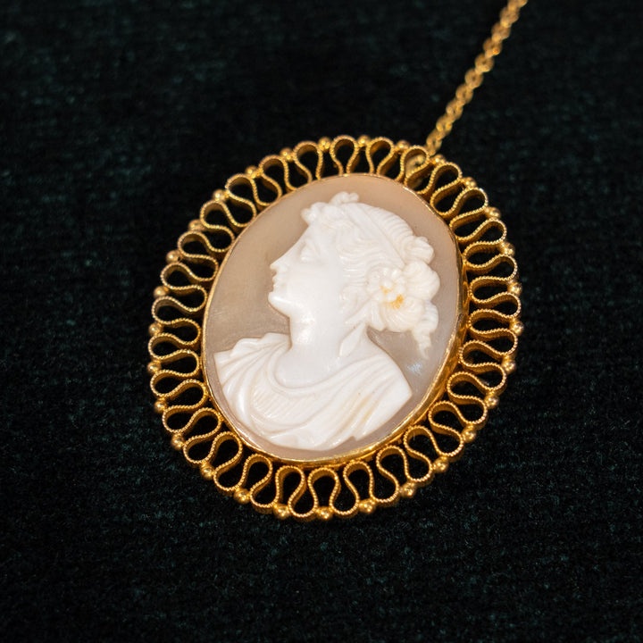華やかなフレームに貴婦人の繊細な彫刻が美しい セーフティチェーン付き カメオブローチ /23K