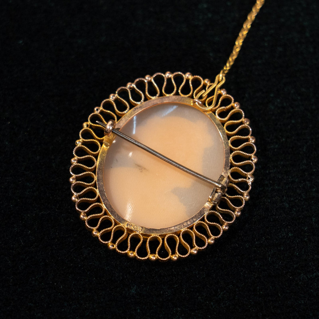 華やかなフレームに貴婦人の繊細な彫刻が美しい セーフティチェーン付き カメオブローチ /23K