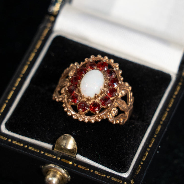 オパールをガーネットが囲う立体感のあるゴージャスなデザイン クラスター アンティークリング /23K