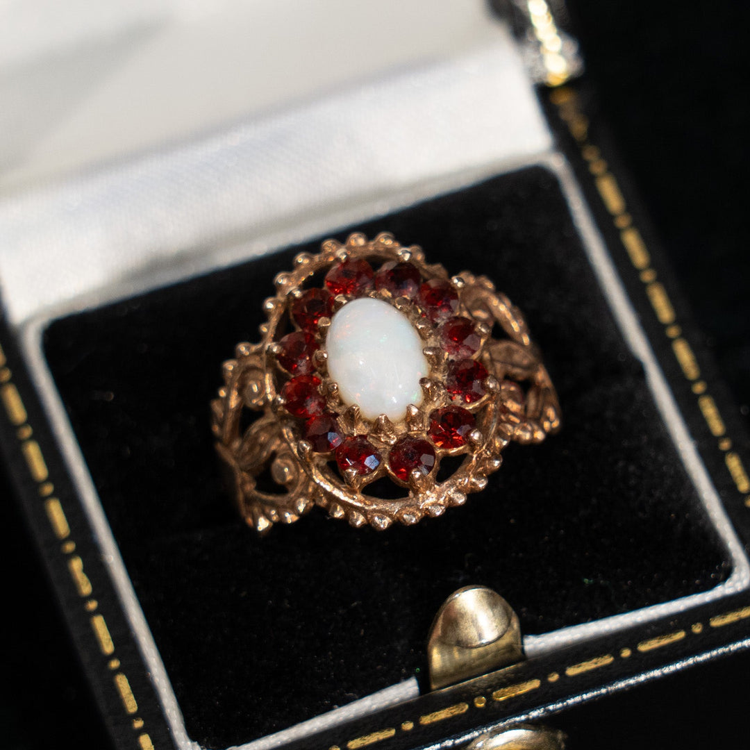 オパールをガーネットが囲う立体感のあるゴージャスなデザイン クラスター アンティークリング /23K