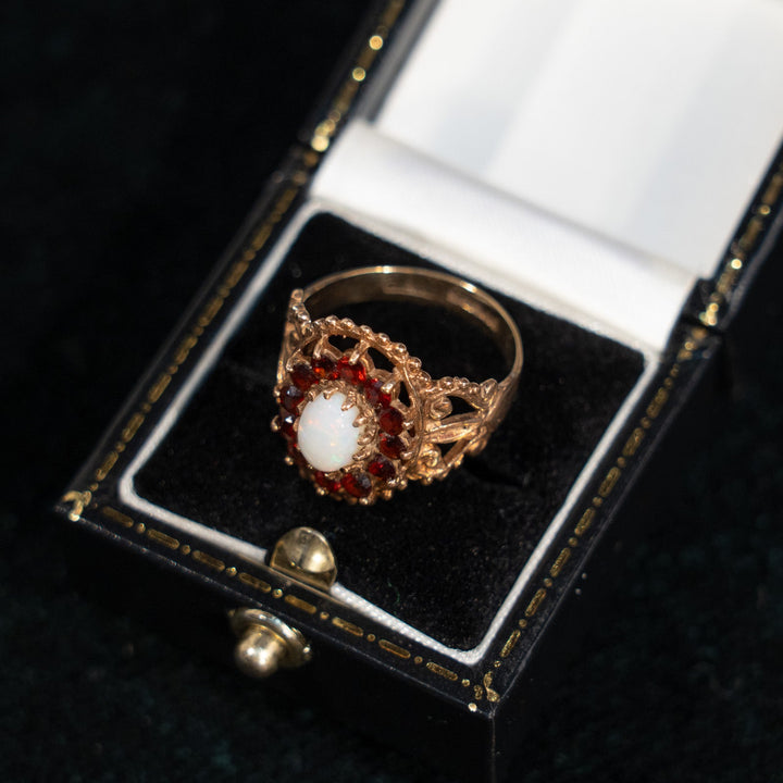 オパールをガーネットが囲う立体感のあるゴージャスなデザイン クラスター アンティークリング /23K